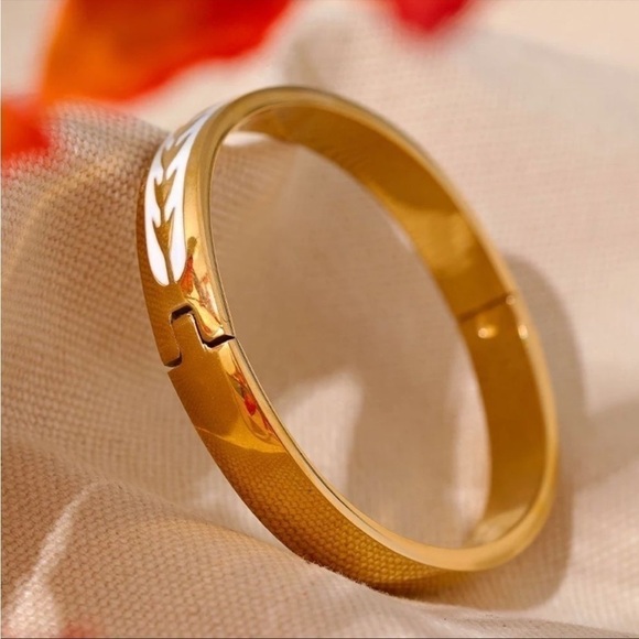 Vintage Vibes Gold White Arrow Hinged Bangle Bracelet - Picture 6 of 10